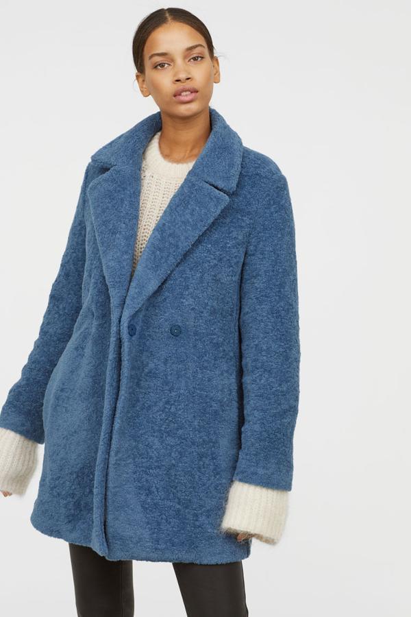 Abrigo de corte recto en punto con aspecto de pelo sintético. Su precio es: 79,99 euros.