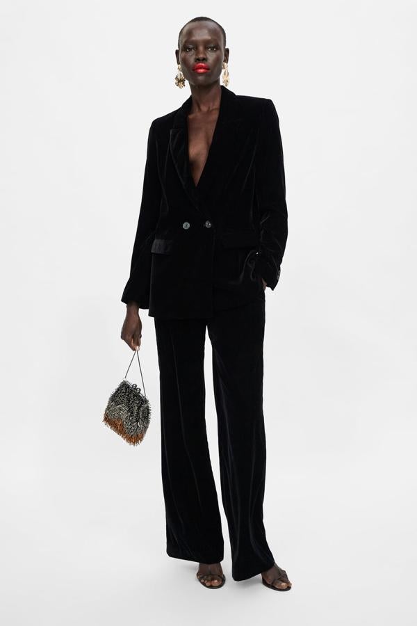 Blazer de terciopelo con abertura en la espalda y cierre frontal cruzado, 59,95 euros.