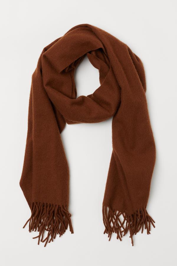 Bufanda de lana marrón. Su precios es 49,99 euros.