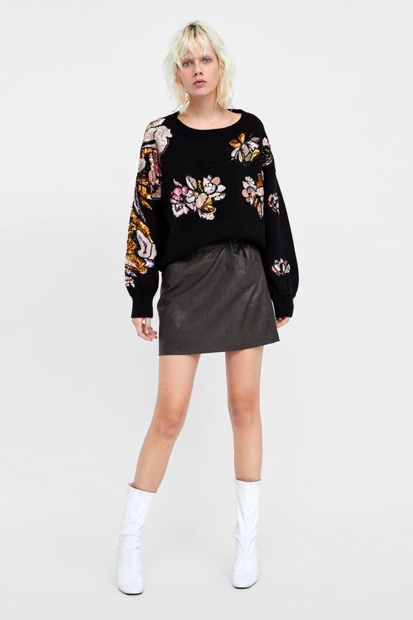 Falda mini con efecto de piel y bolsillos, 19,95 euros.