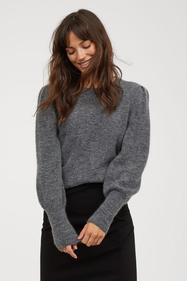 Jersey en punto fino suave de mezcla de lana con cuello, puños y bajo en punto de canalé. 29,99 euros.