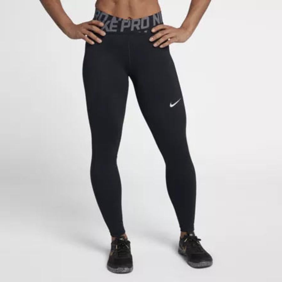 Las mallas de talle alto, Nike Pro Intertwist, cuentan con un moderno diseño cruzado y son una capa base ideal para el entrenamiento de alta intensidad y las competiciones. El diseño ceñido al cuerpo hace que sea perfecto para combinar el pantalón con otras prendas o llevarlo solo. 45 euros.