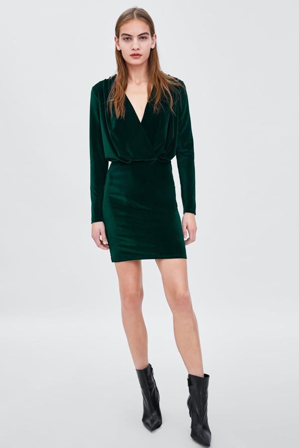 Vestido cruzado de terciopelo en verde oscuro y con cintura de frunces, 17,95 euros.