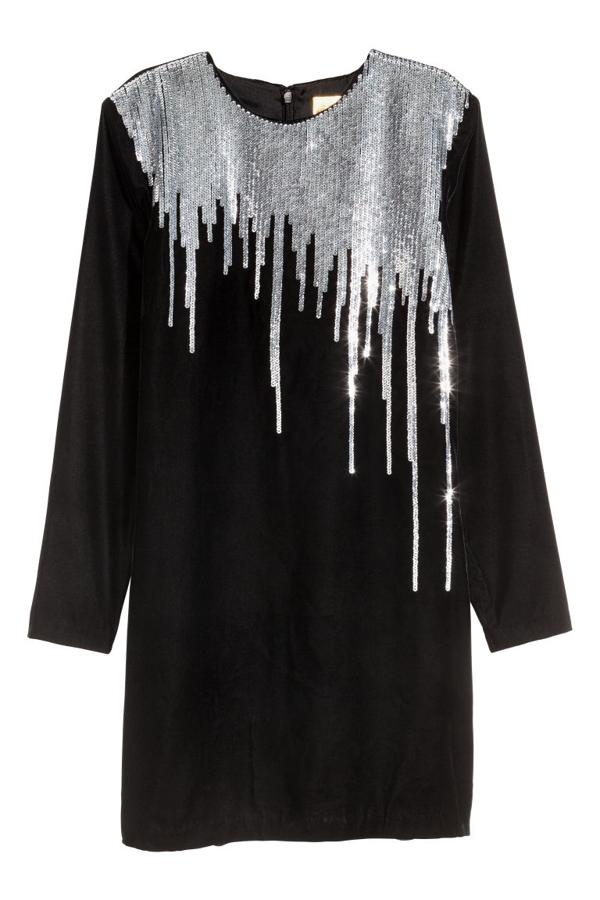 Vestido corto entallado de terciopelo con bordado de lentejuelas delante. Por 59,99 euros.