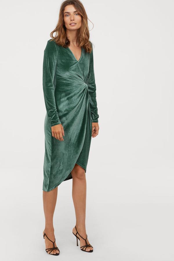 Vestido de terciopelo verde. Su precio es de 34,99 euros.