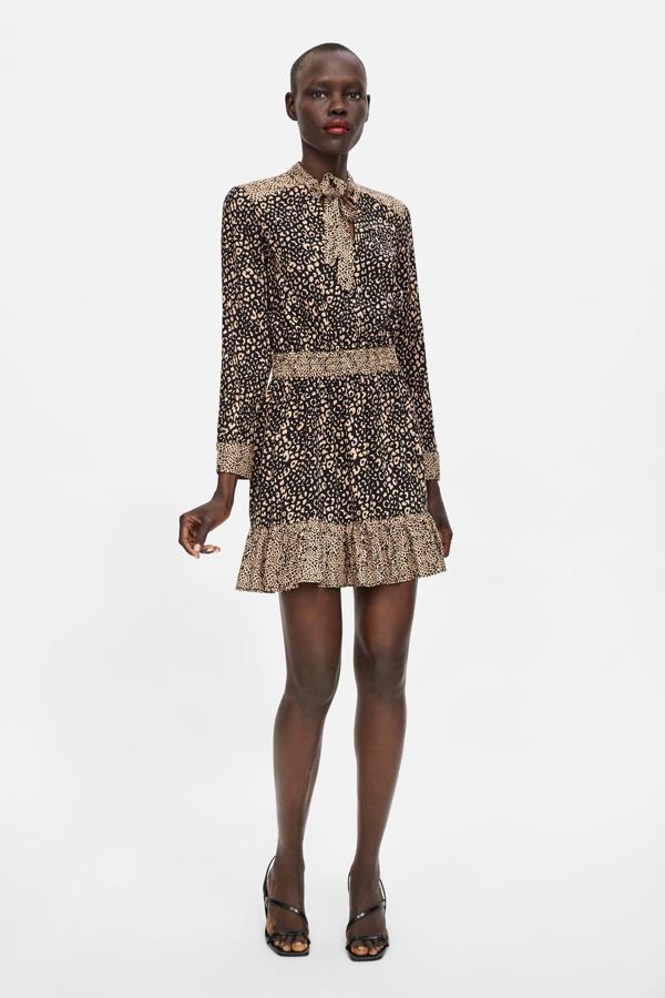 Sin duda, este mini vestido de estampado de leopardo es uno de nuestros favoritos de la temporada en Zara. Eso sí, ya no lo podrás encontrar en la talla L... Su precio: 29.95 euros.
