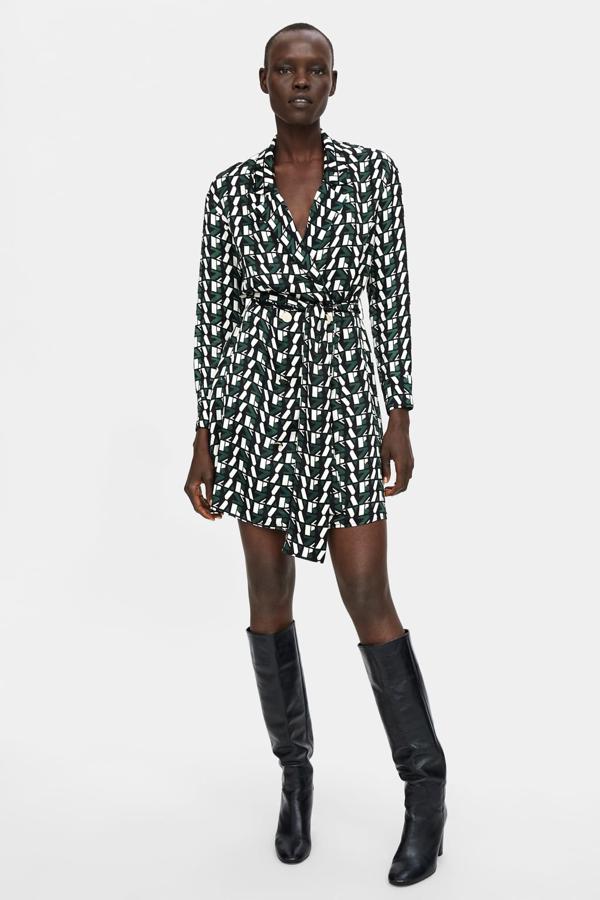 Inspiración setentera, estampado geométrico, silueta súper favorecedora... No nos extraña que este vestido de Zara (39.95 euros) ya esté agotado en las tallas M, L y XL.