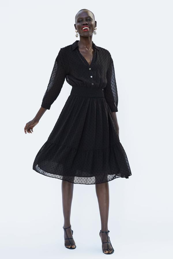 Puede que este sea uno de los vestidos más funcionales de Zara, normal que se haya agotado ya en la talla XL... Cuesta 39.95 euros.