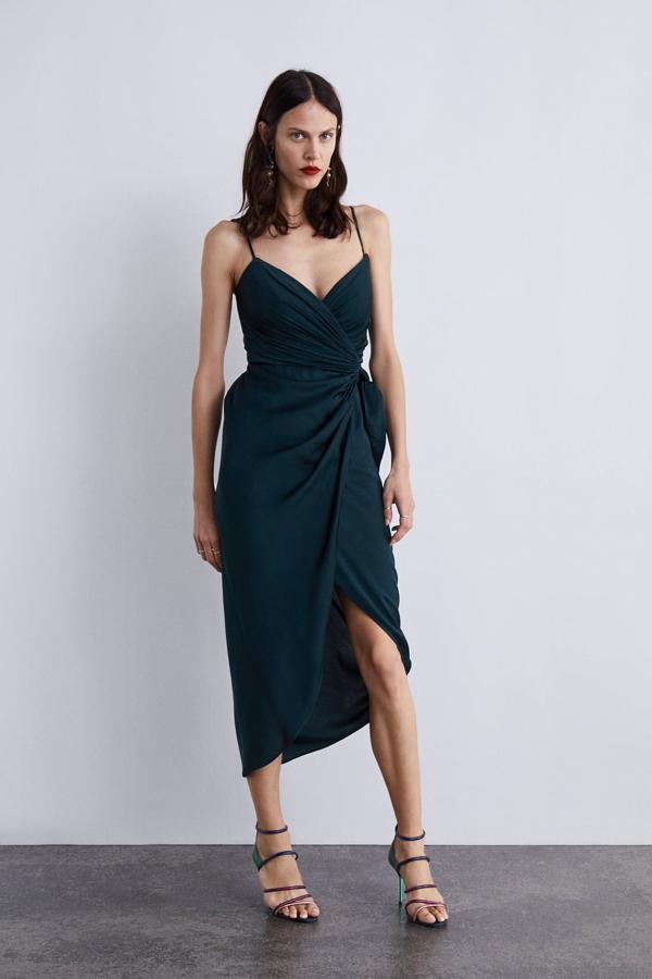 Quita el hipo por ese drapeado estratégico en la parte superior, combinado por la falda que se cruza (59,95 euros). Y qué acierto ese verde...