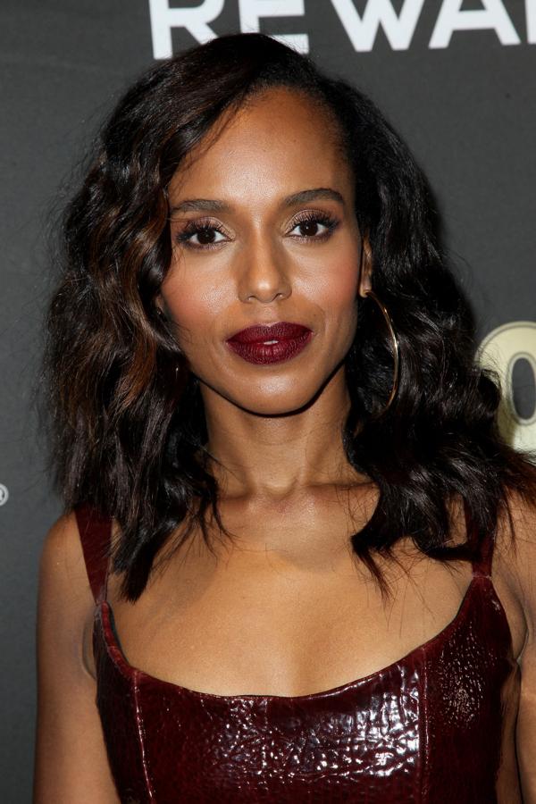 Kerry Washington se decanta por las cremas con doble función (hidratantes y con ácido hialurónico). Algo que confesó en una entrevista a Allure, donde aseguró que: "el ácido hialurónico es un regalo de Dios a las mujeres".