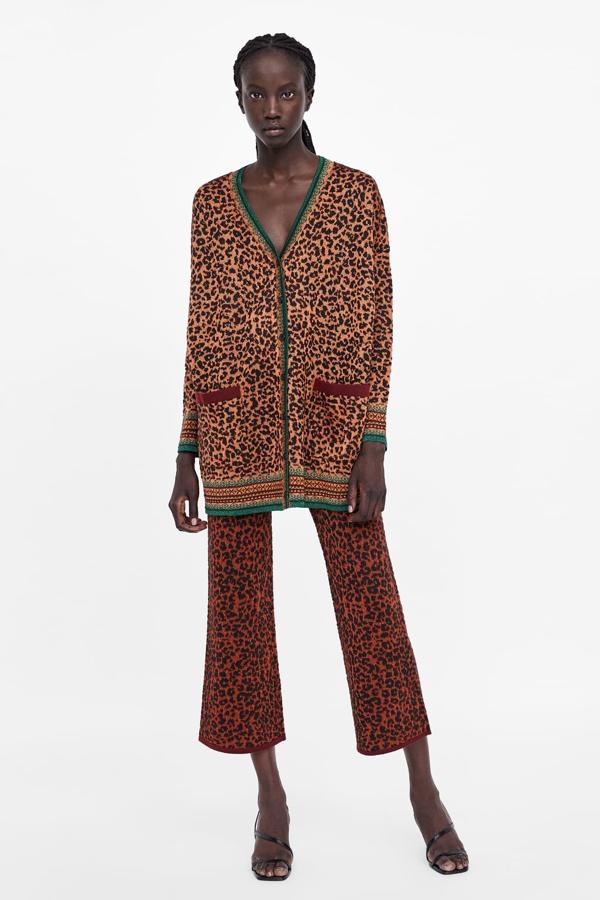 Este estilismo de Zara lo tiene todo para salirse de lo previsto por la tendencia: parece un conjunto pensado para las grandes pasarelas. La chaqueta se va a agotar en cuanto llegue a tienda: los acabados en contraste en rojo y verde, con detalles metalizados, son un hallazgo (39,95 euros). Y al pantalón al tobillo también con hilo metalizado (29,95 euros) le va a pasar lo mismo.