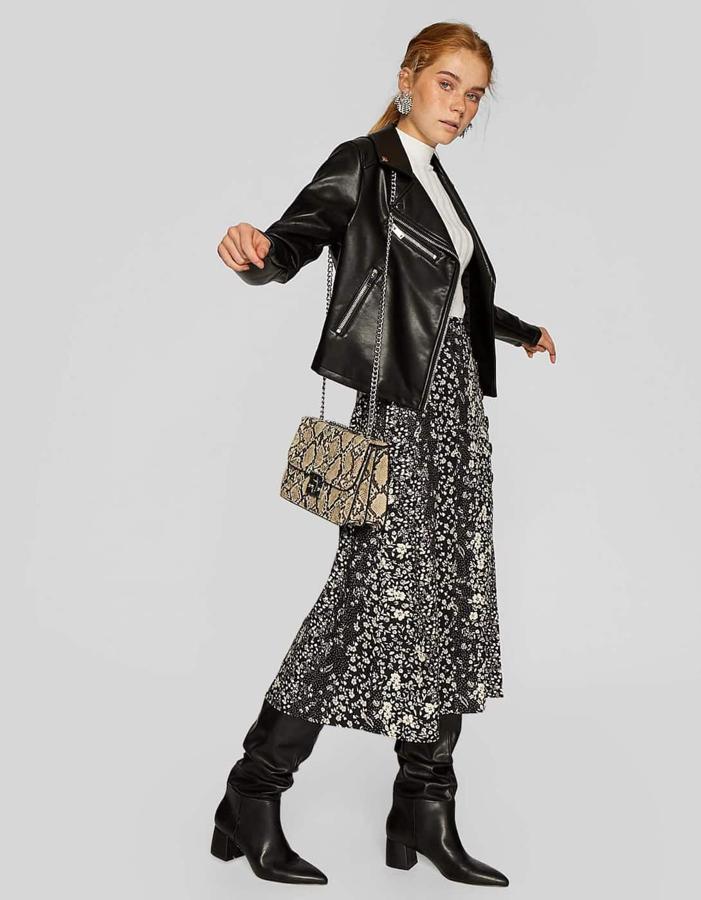 Un diseño clásico, no demasiado alto y con un tacón llevadero, que queda perfecta en looks con faldas de vuelo (45,99 euros).