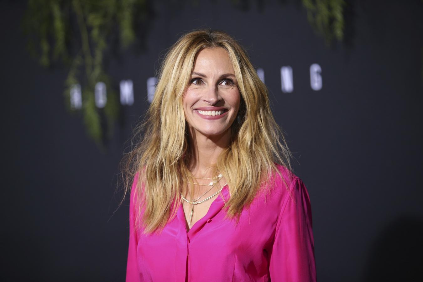 Julia Roberts prefiere no abusar del maquillaje y recurrir a mascarillas caseras y naturales: "Siempre prepara ungüentos con plátanos, aguacates y alguna otra fruta para después extendérselos por el rostro", confesó una fuente cercana a la actriz en la revista 'National Enquirer'.