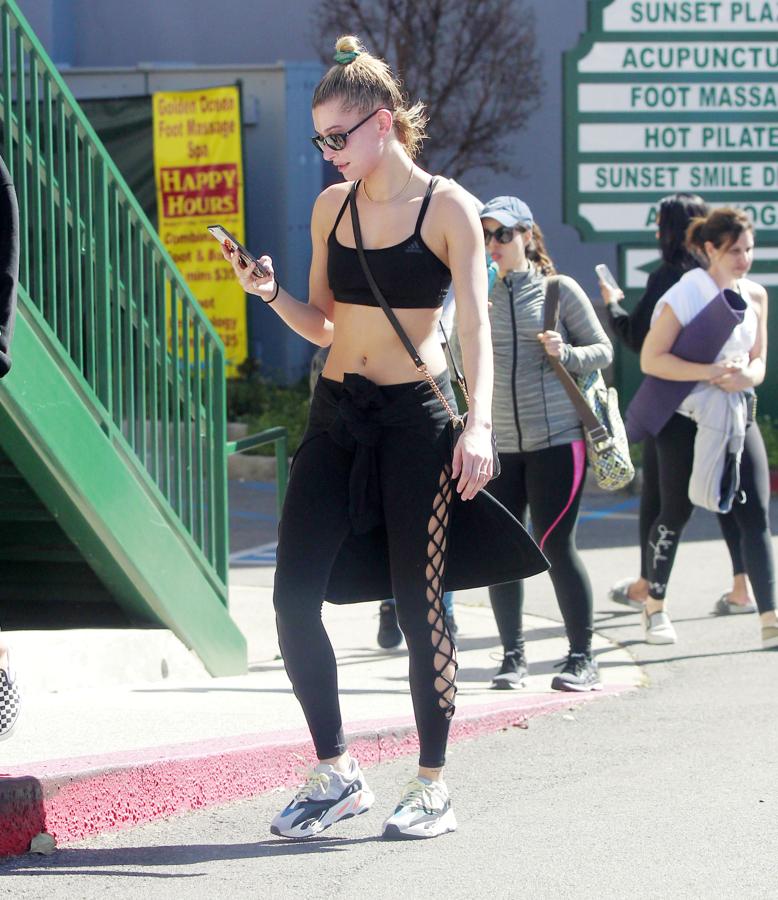 La modelo no deja de marcar tendencia ni cuando va al gym. El top negro es ideal apra esos leggings con rejilla a los costados.