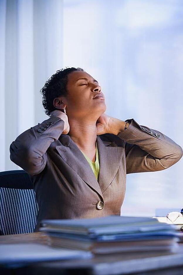 Realiza estos estiramientos sin forzar en exceso tu cuello, ya que es una de las partes más sensibles del cuerpo.