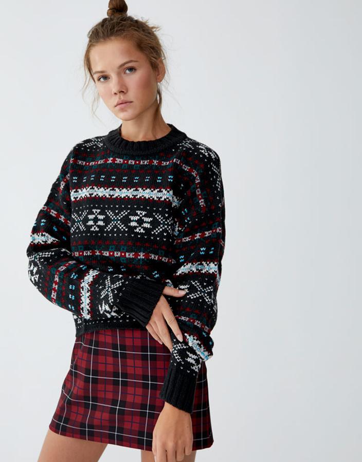 Jersey con estampado jacquard y cuello redondo, 29,99 euros.