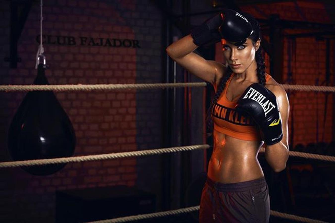 No importa que ya haga frío la presentadora entrena en shorts y crop top. Y se ve ideal.