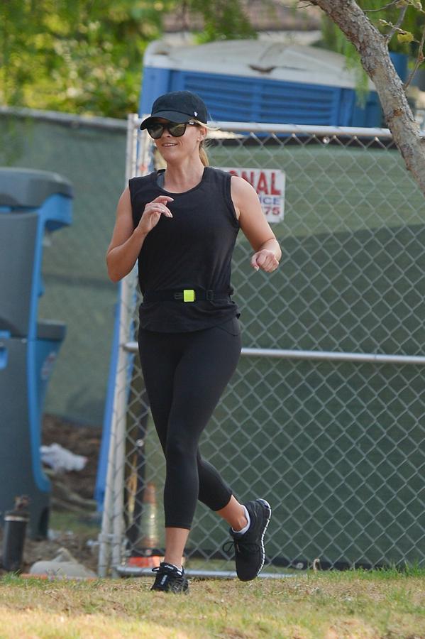 La actriz suele escoger 'looks' deportivos simples pero combinados, como este con camiseta negra, mallas negras y gorra.