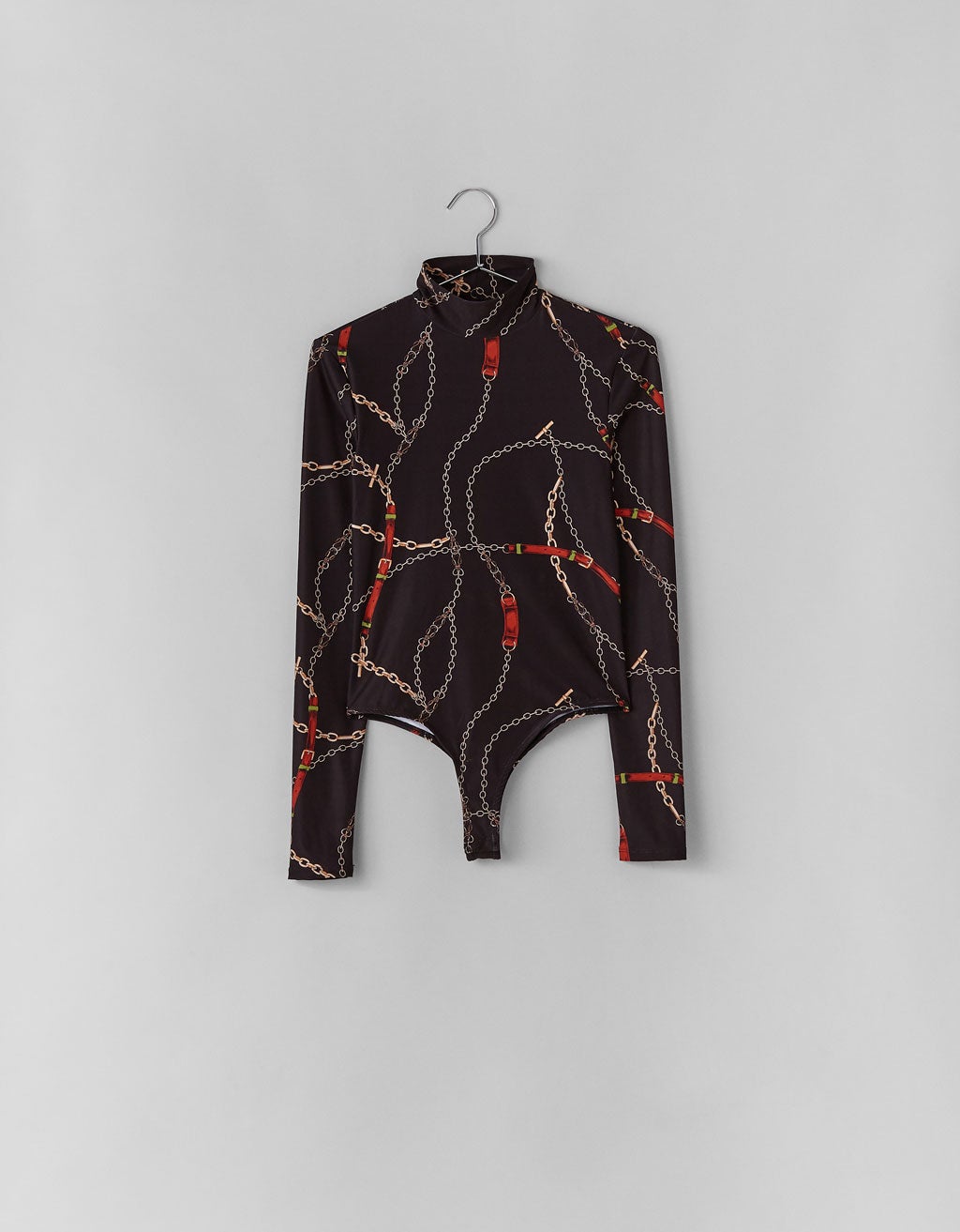 Body con cuello alto y estampado de cadenas de Bershka: 12,99 euros.