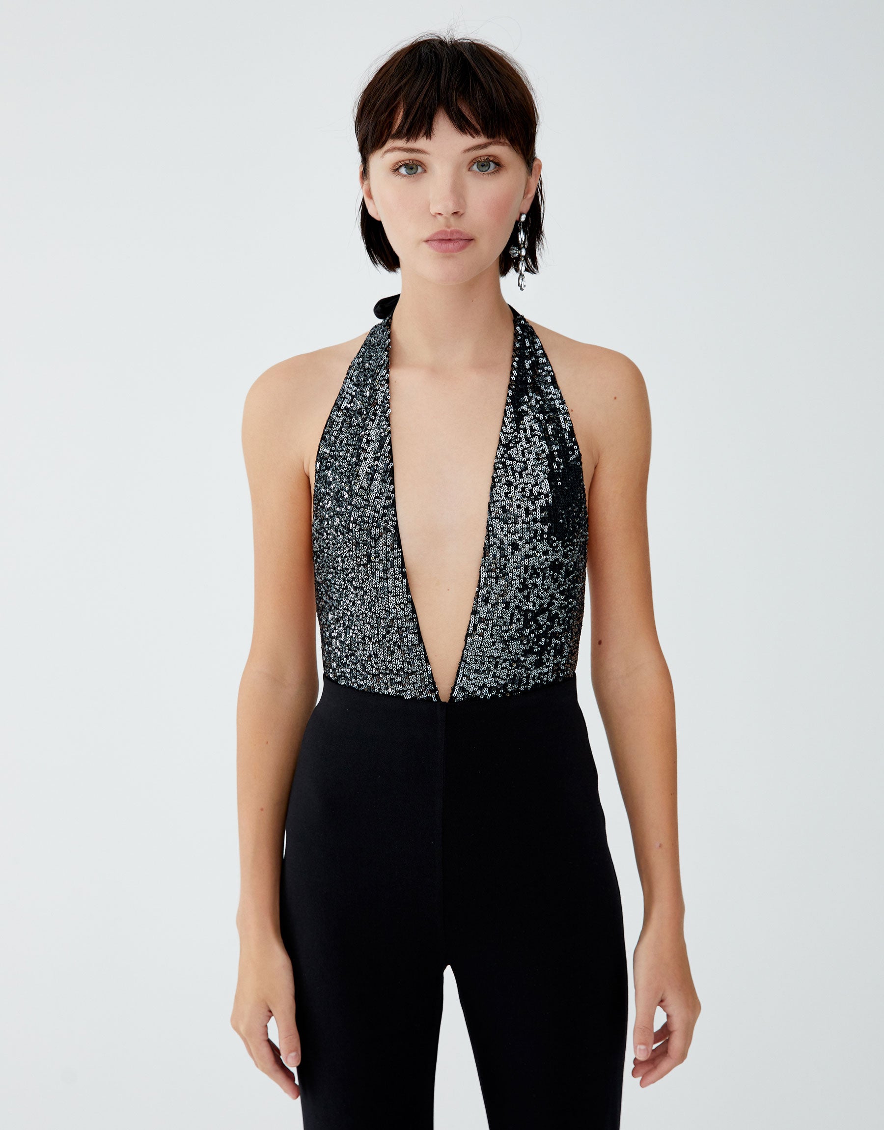 Body de lentejuelas con cuello halter y espalda descubierta: 17,99 euros en Pull & Bear.