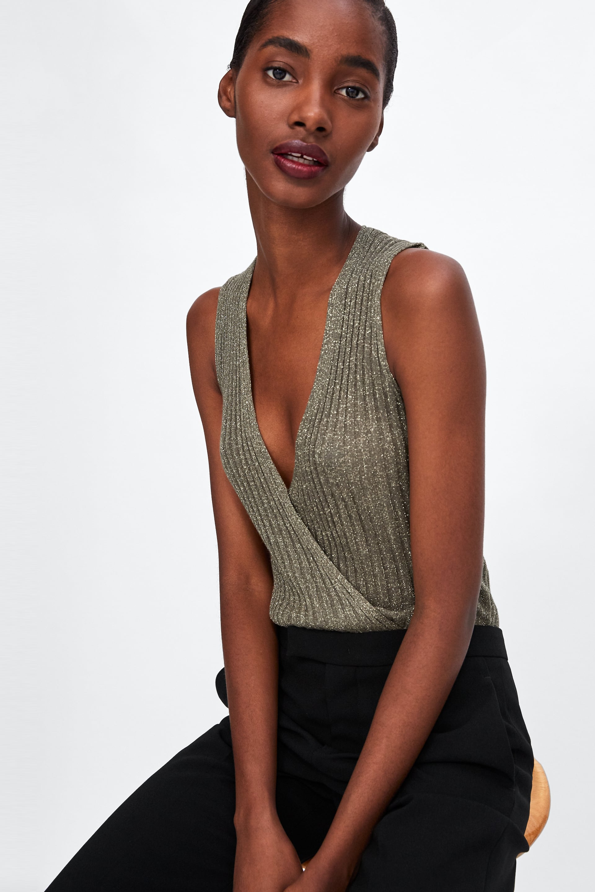 Body con escote a pico y cruzado de Zara: 19,95 euros.