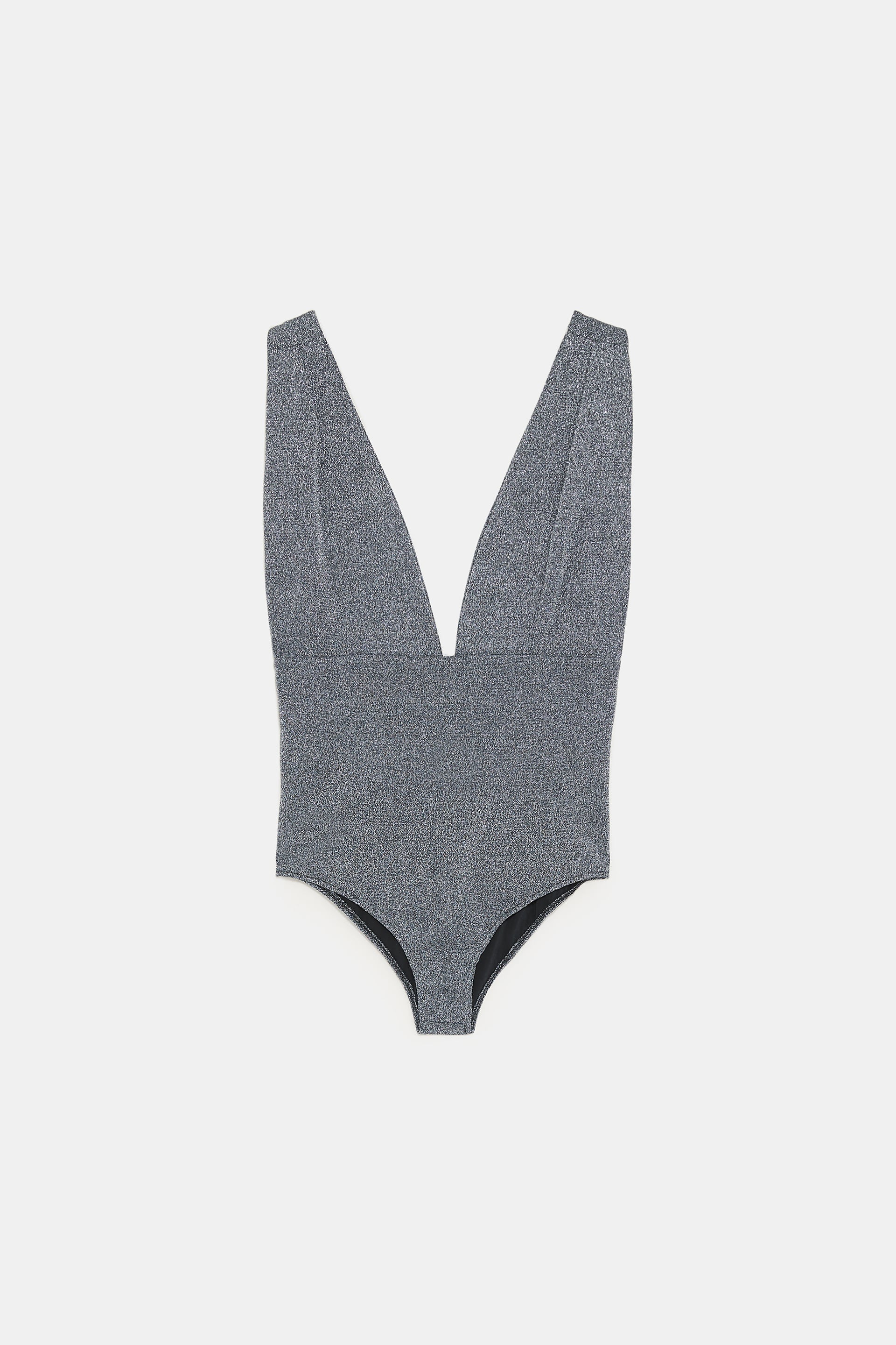 Body de tirante ancho en color metalizado y escote pronunciado de Zara: 17,95 euros.