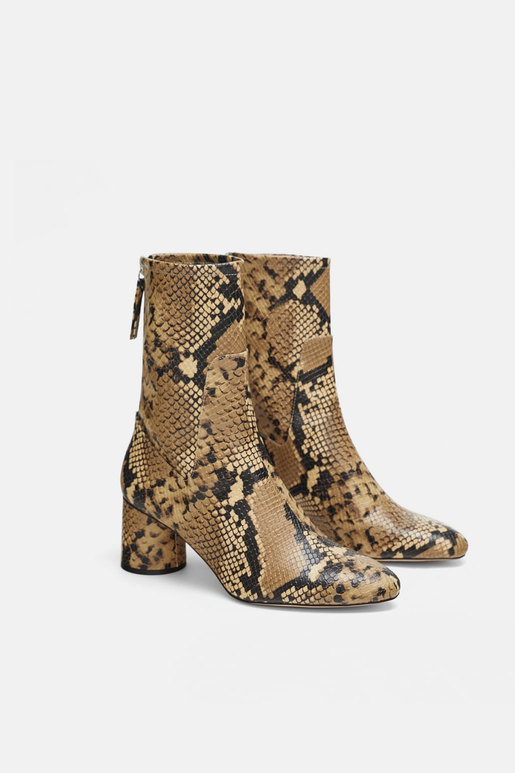 Botín de tacón y estampado ‘animal print’ de Zara: 49,95 euros.