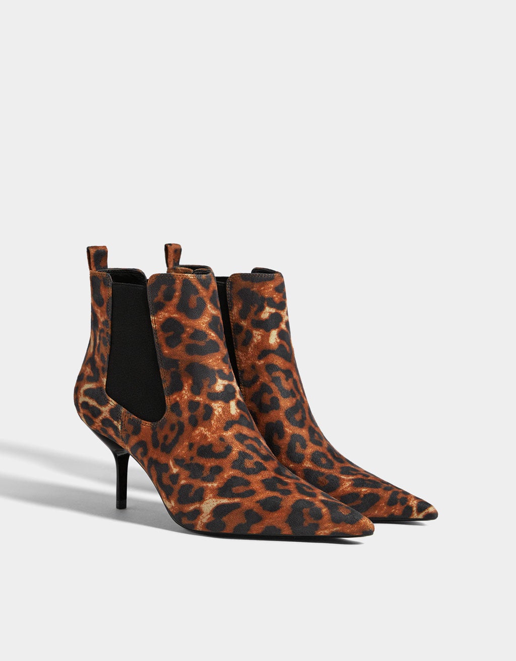 Botines de tacón elásticos con ‘animal print’: 30 euros en Bershka.
