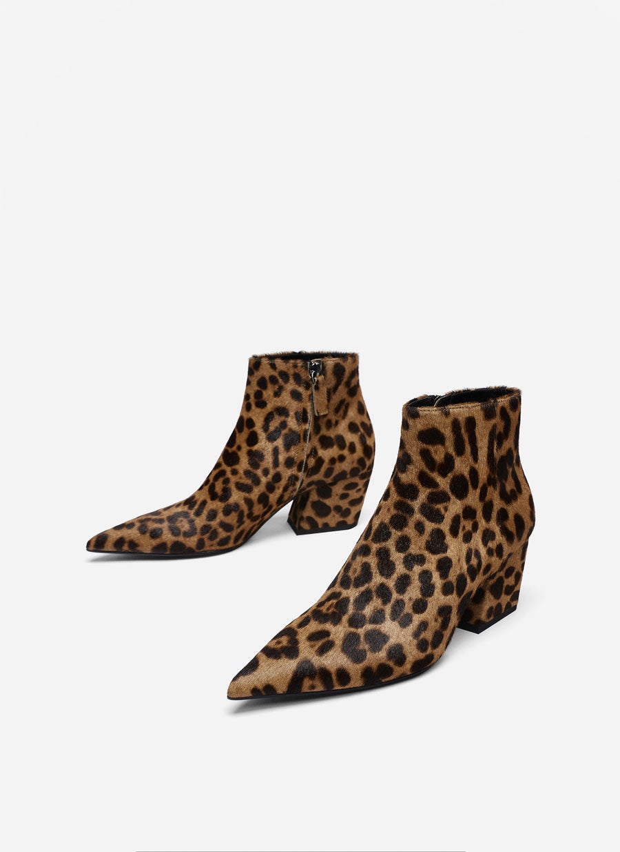 Botín de pelo con estampado de leopardo: 129 euros en Uterqüe.