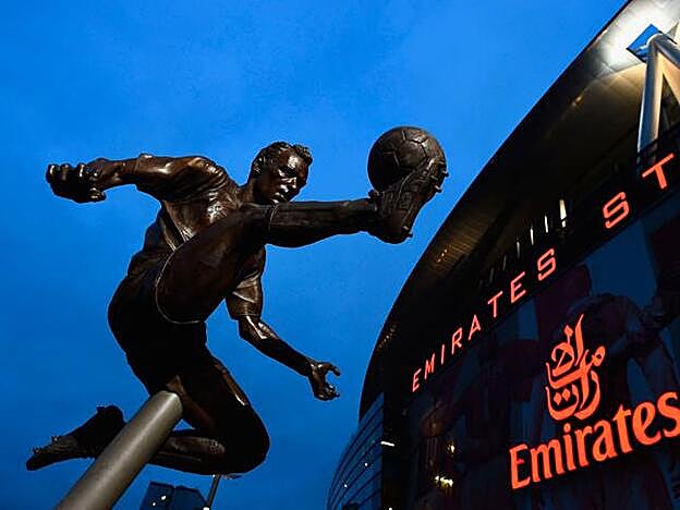 La estatua de Denis Bergkamp a las puertas del Emirates Stadium de Londres.