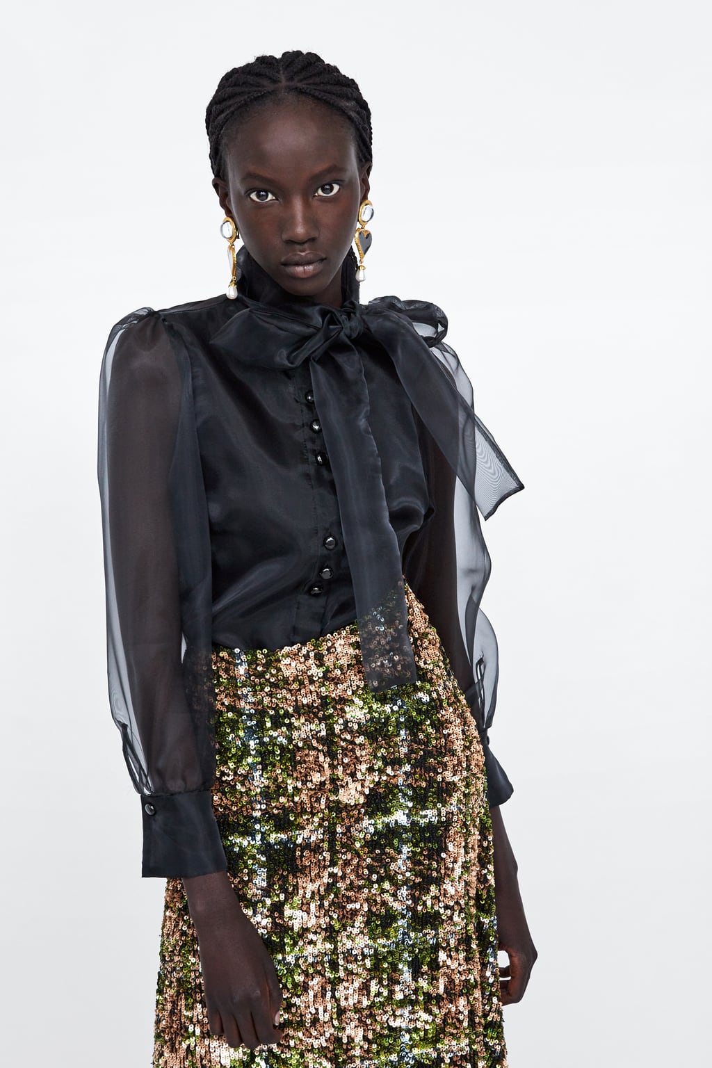 Blusa semitrasparente on lazada y manga abollonada: 39,95 euros en Zara.