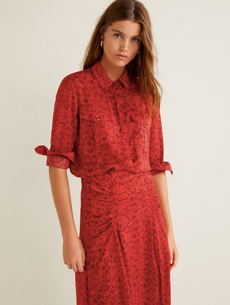 Camisa con estampado de serpiente de Mango: 39,99 euros.