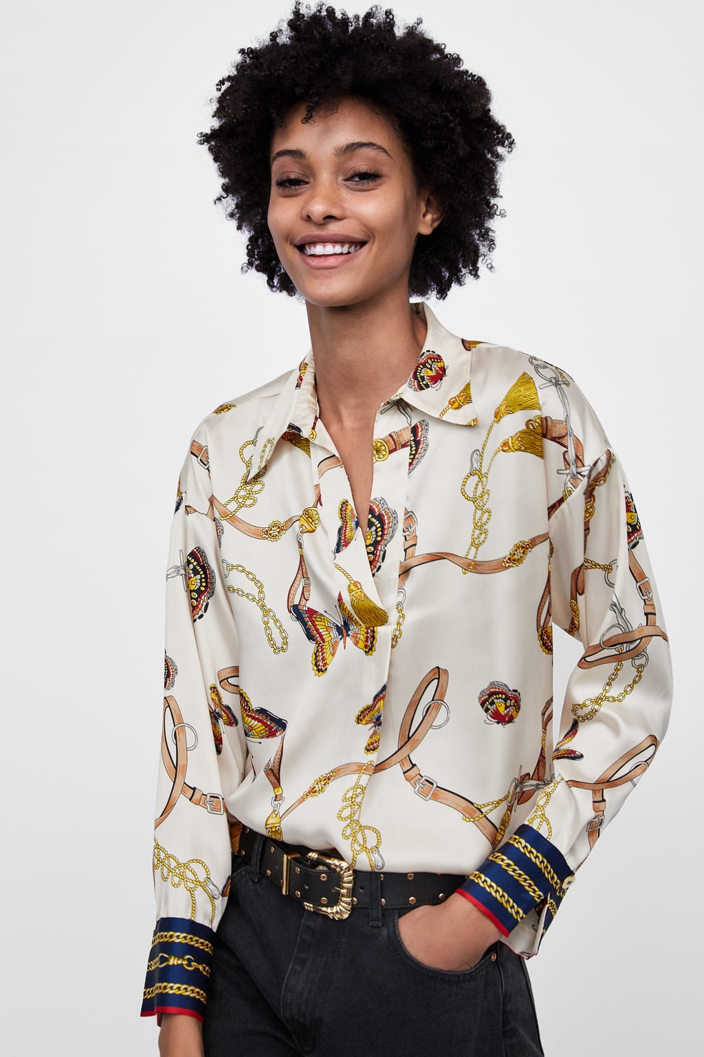 Blusa con estampado de cadenas de Zara: 25,95 euros.