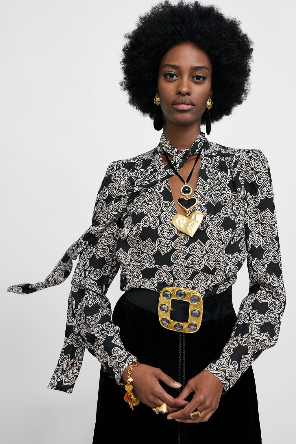 Camisa con lazo y estampado de corazones: 49,95 euros en Zara.