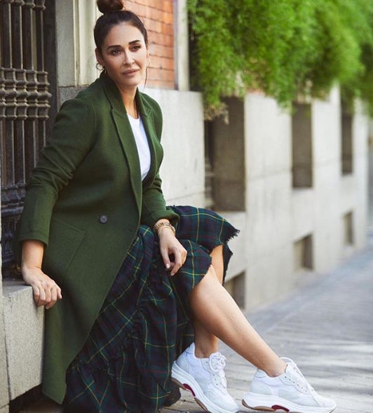 Nos ha quedado más que claro que este es el tipo de abrigos ue le gustan a Vicky Martín Berrocal. Ya nos lo enseñó en beige, y este verde es también muy bonito. ¡Y lo ha conjuntado de maravilla!