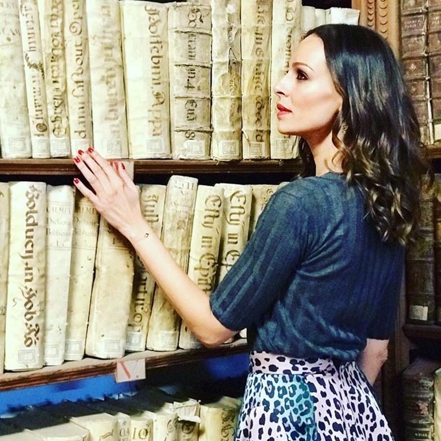 El 'animal print' es el estampado de moda del otoño, y nos encantó cómo lo reinterpretó  Eva González con esta falda 'low cost'  de Stileo.