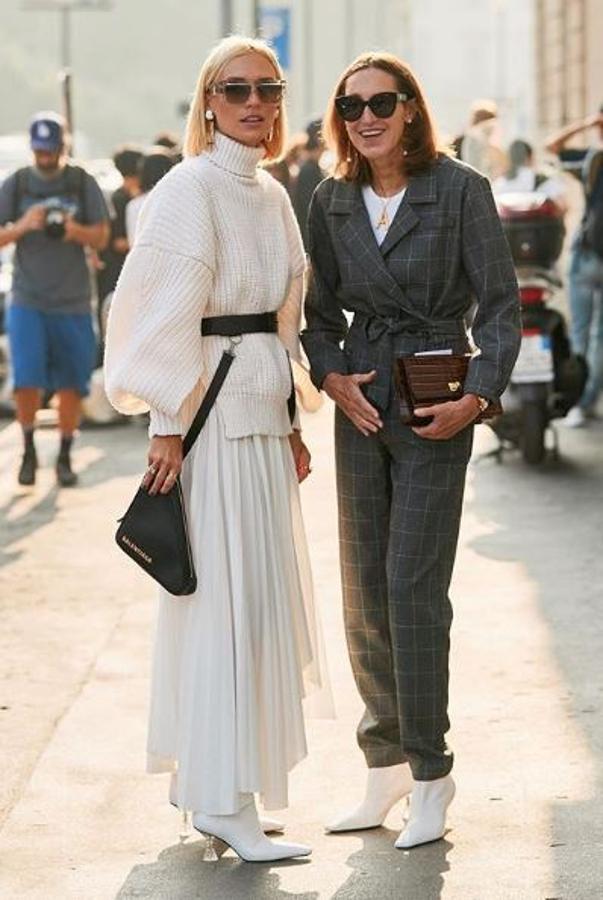 Un look comodísimo y súper accesible de falda y jersey blancos, solo necesita un bolso negro que contraste.