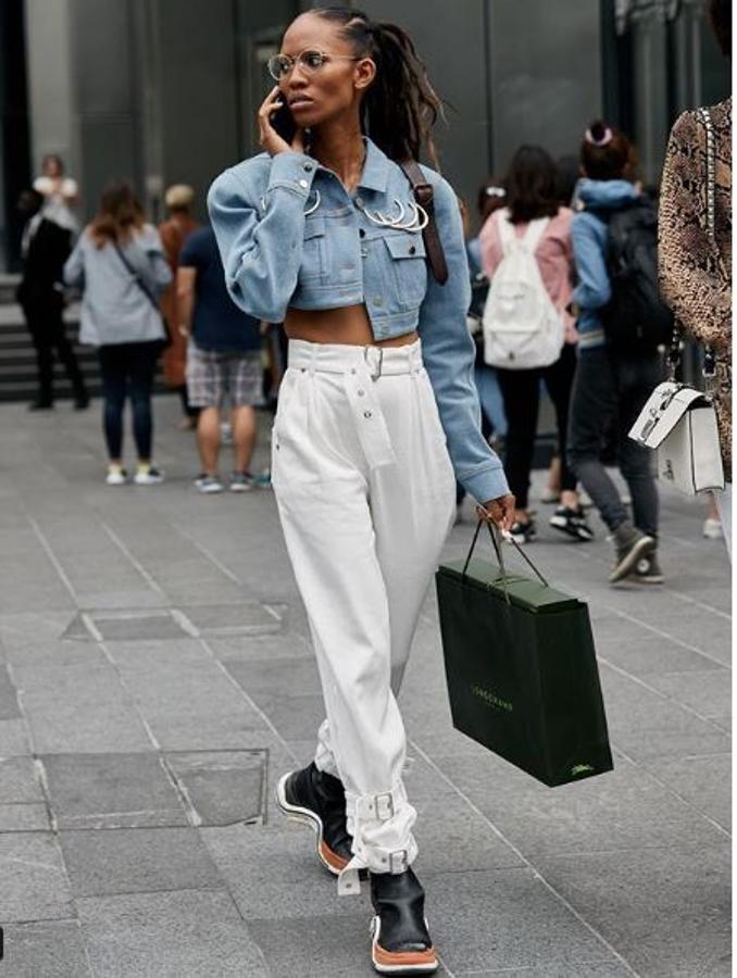 Una combinación que se pone a nuestra disposición en invierno y en verano y siempre funciona. Eso sí: procura que o pantalones o camisa (o ambos) sean cómodos, amplios o directamente oversize.