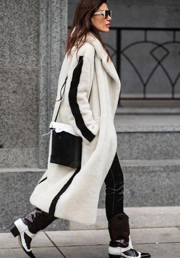 Es el momento perfecto para desmarcarse optando por el inevitable abrigo de pelo o borreguillo, pero en blanco. El más espectacular.