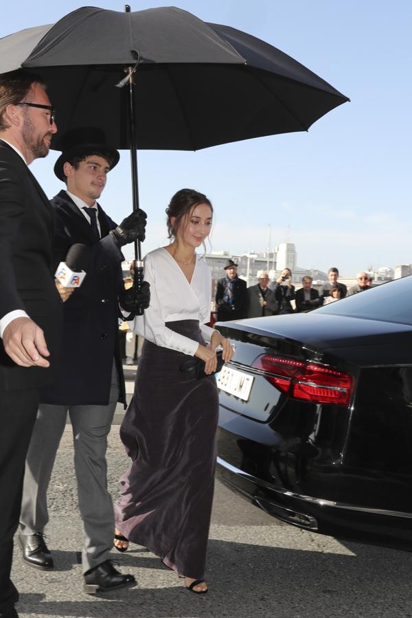 La opción falda larga de terciopelo combinada con blusa blanca de esta invitada nos parece una idea sensacional para copiar en nuestro próximo look de boda.