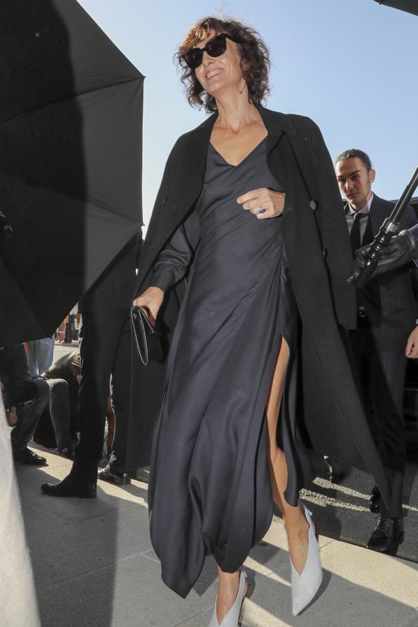 María Luisa Pérez, una de las invitadas más elegantes con este 'slip dress' en satén azul noche.