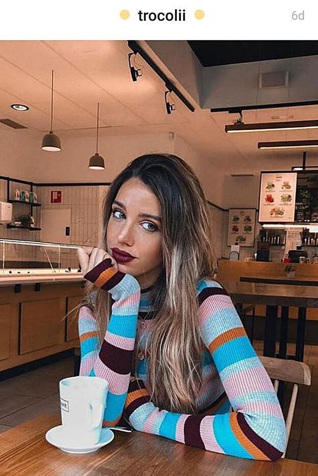 Su tejido de canalé y su diseño con cuello perkins favorecen cualquier 'outfit'.