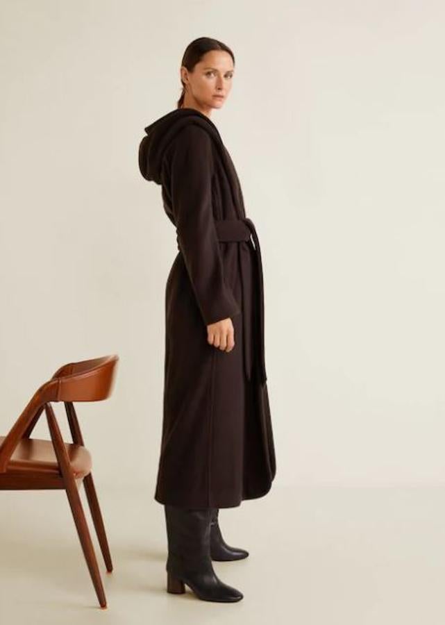 Uno de nuestros favoritos de la selección por confeccionarse con un tejido que lleva lana reciclada y por su diseño desestructurado y con capucha (Mango, 179,99 euros).