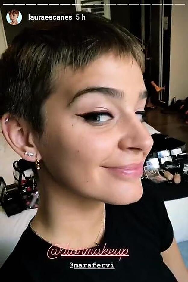 La 'influencer' optó por un eyeliner en un tono rojo muy llamativo.