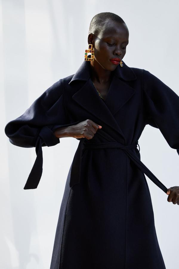 Otro diseño clásico, en azul marino, cruzado y de solapas, con el detalle especial de unas mangas abullonadas, terminadas en un lazo (95,99 euros). ¡Está a punto de agotarse!