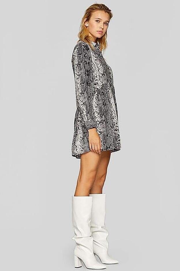 En Stradivarius han apostado pro la combinación de vestido mini y botas altas blancas.