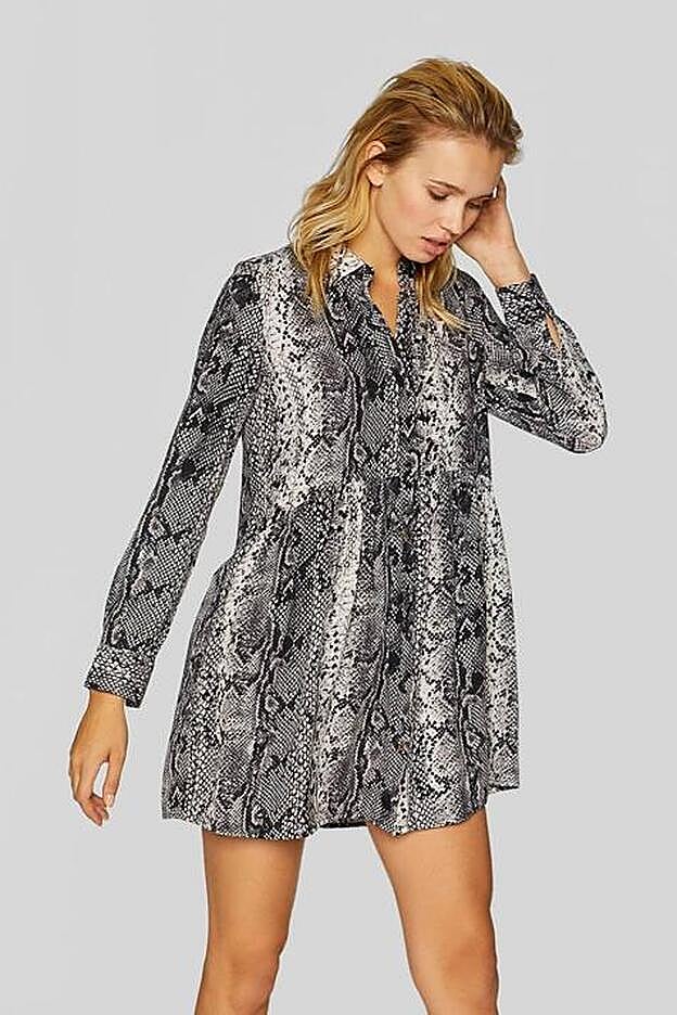 Vestido de Stradivarius (17,99 euros).