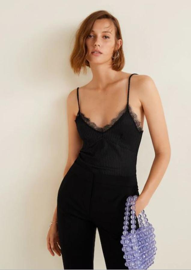 Tirantes mínimos y un escote sugerentemente bajo para un top súpersexy que Mango tiene en negro, blanco y morado (19,99 euros).