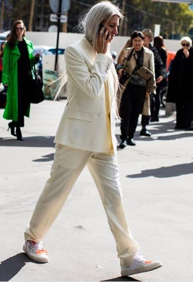 La elección de un dos piezas clarísimo te hace destacar instantáneamente. Mejor si lo combinas con deportivas que sofisticarlo.