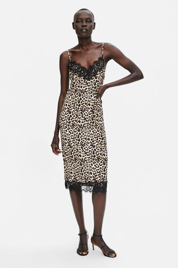 El vestido lencero que combina estampado animal y encaje es un diez (Zara, 19,95 euros).